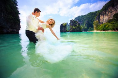 Gelin ve damat deniz suyu içinde