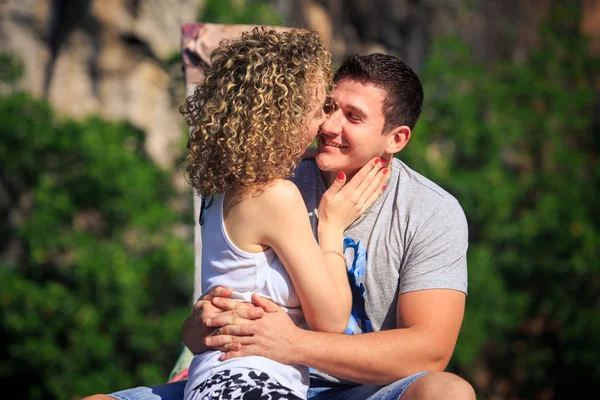 Chica rubia y hombre en barco — Foto de Stock