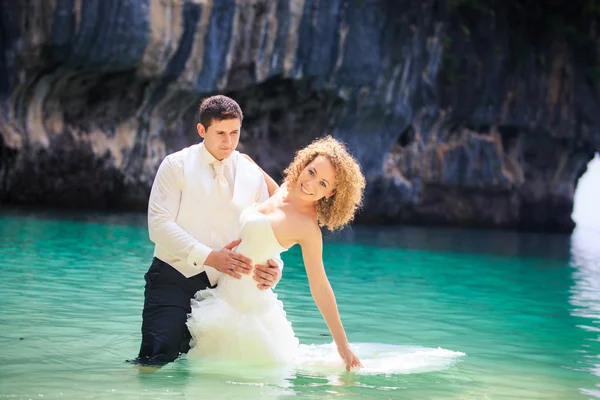 Blonde bride and handsome groom — Stock Photo, Image