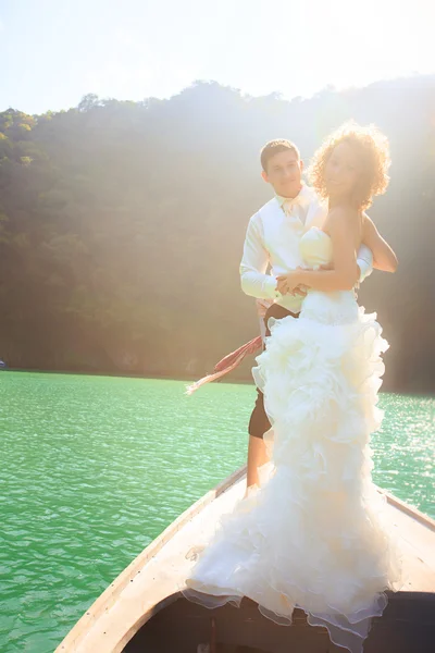 Mariée blonde et beau marié sur le bateau — Photo