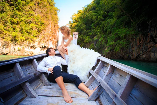 Blonde Braut und schöner Bräutigam auf dem Boot — Stockfoto