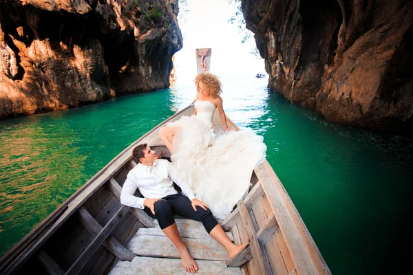 Sposa bionda e bello sposo in barca — Foto Stock