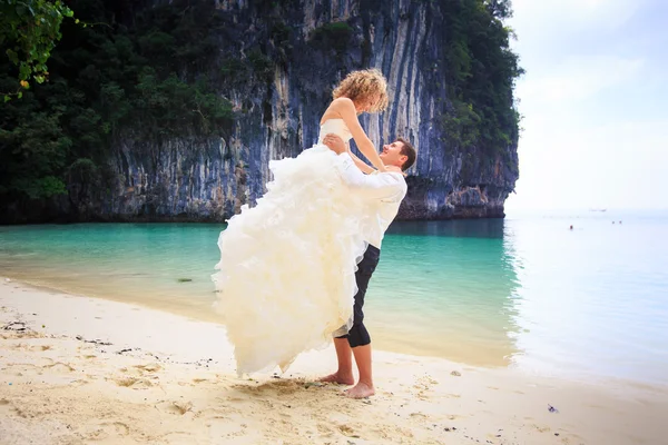 Blonde bride and handsome groom — Stock Photo, Image