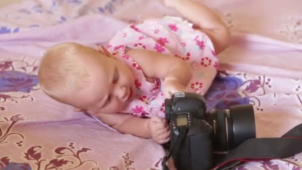 Schattige kleine babymeisje — Stockvideo