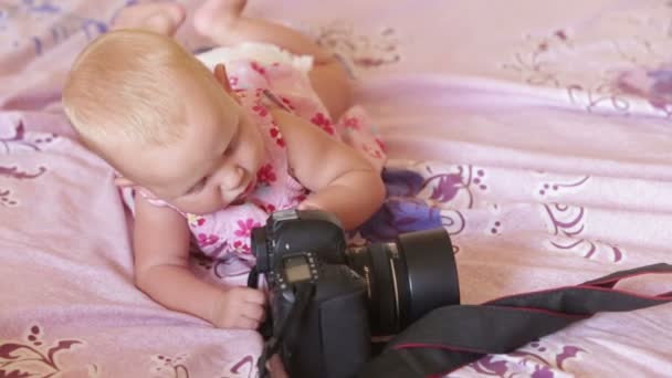 Schattige kleine babymeisje — Stockvideo