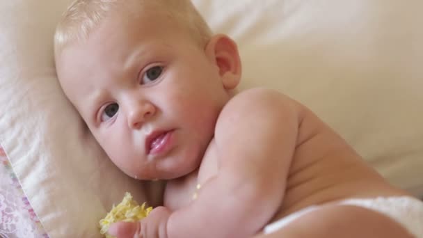 귀여운 작은 아기 소녀 — 비디오