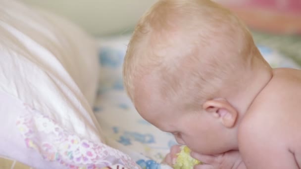 Schattige kleine babymeisje — Stockvideo