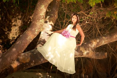 uzun beyaz gelinlik içinde esmer gelin 