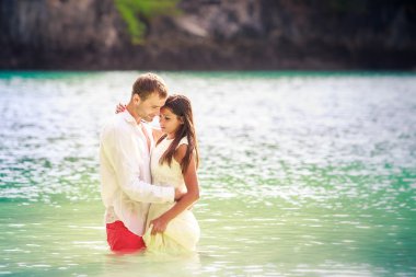 yakışıklı damat ve esmer gelin