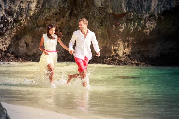 Groom and brunette bride run — Stock Photo, Image