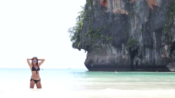 Mujer en aguas azules de la isla — Vídeos de Stock