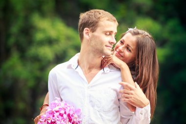 esmer gelin onun yakışıklı damat sarılma