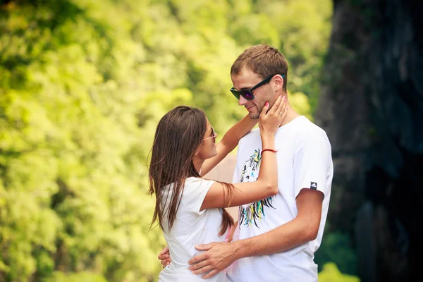 Mor orkide yapılan gelin buketi