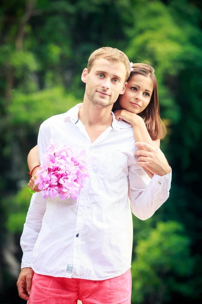 Brünette braut umarmt sie hübsch bräutigam — Stockfoto