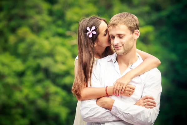 Bruna sposa abbracciando il suo bel sposo — Foto Stock