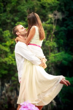 esmer gelin onun yakışıklı damat sarılma