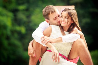 Genç damat esmer gelini sarılma