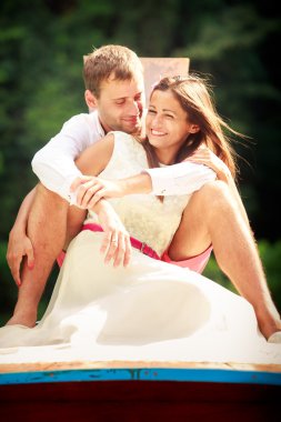 Genç damat esmer gelini sarılma