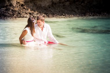 yakışıklı damat ve esmer gelin