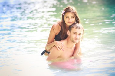 yakışıklı adam esmer kızla