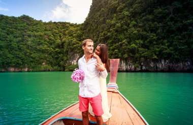 esmer gelin onun yakışıklı damat sarılma