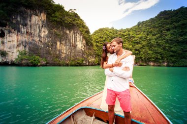 esmer gelin onun yakışıklı damat sarılma