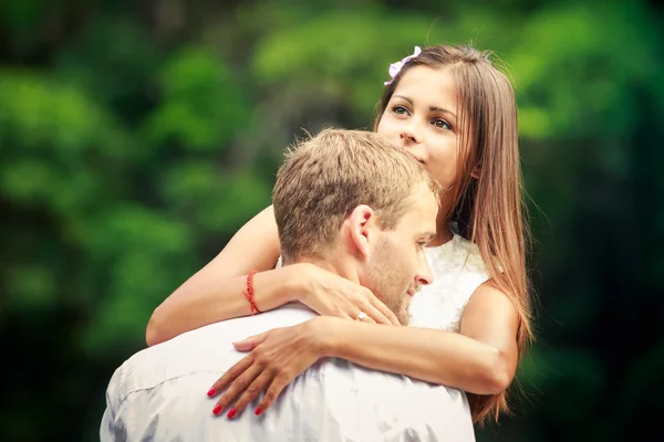 Μελαχρινή νύφη αγκάλιασμα της όμορφος groom — Φωτογραφία Αρχείου