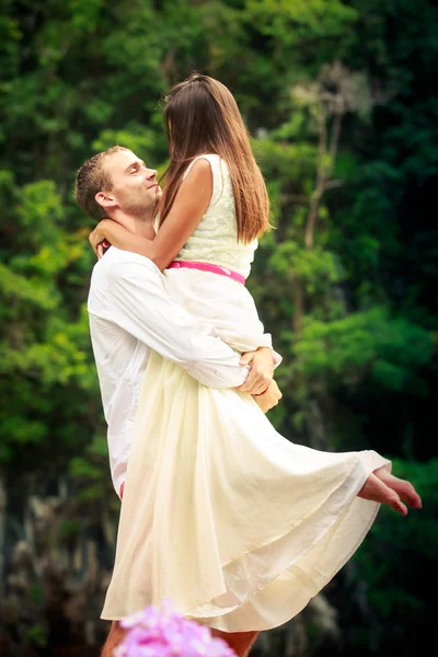 esmer gelin onun yakışıklı damat sarılma