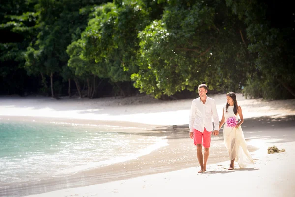 Handsome groom walk with young brunette bride — Stock Photo, Image