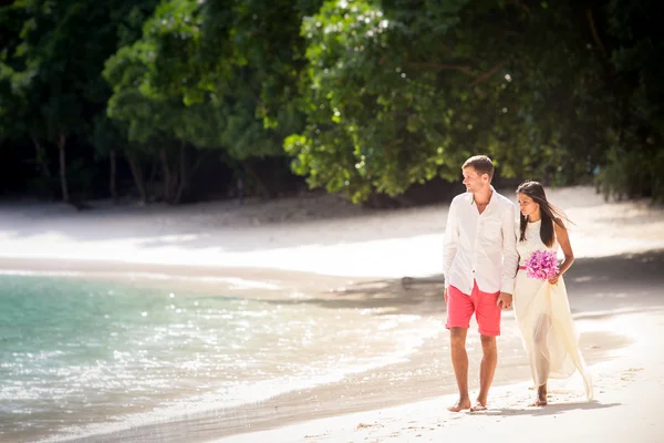 Bello sposo camminare con giovane bruna sposa — Foto Stock