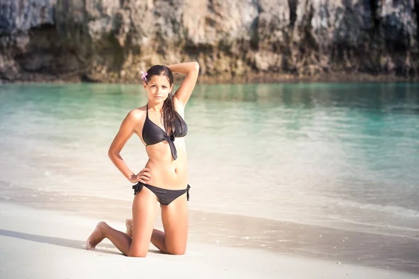 Brunett flicka i svart bikini — Stockfoto