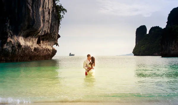 Noivo bonito e noiva morena — Fotografia de Stock