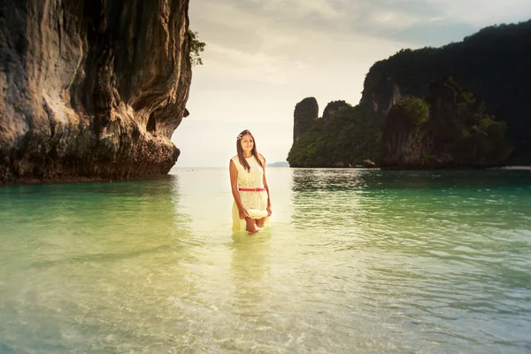 Brunette bride stand in sea water — Stock Photo, Image