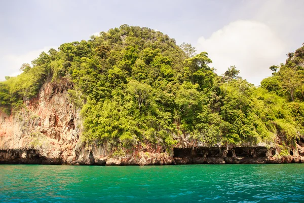 Cliffy ö i Azurblå havet — Stockfoto