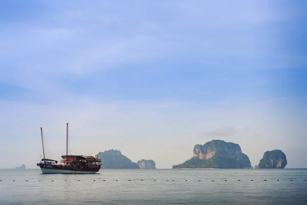 Barco em água do mar azul — Fotografia de Stock