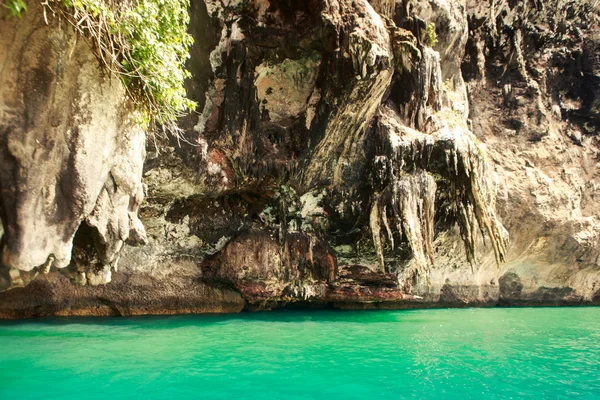 Isla acantilado en el mar azul —  Fotos de Stock