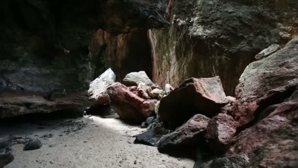 Rocas en la playa del ferrocarril — Vídeos de Stock