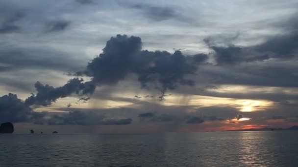 Βάρκα στην θάλασσα στο ηλιοβασίλεμα — Αρχείο Βίντεο