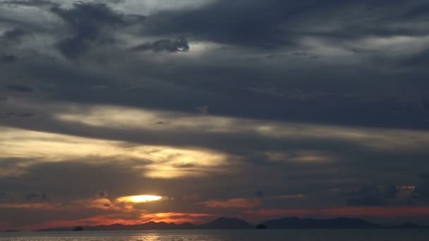 Bateau sur mer au coucher du soleil — Video