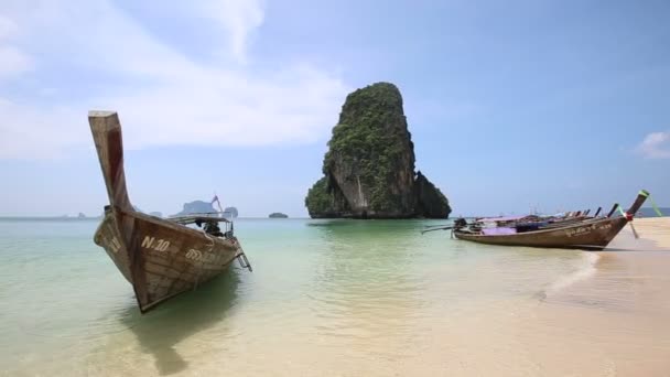 Длинная лодка на пляжном острове Таиланда — стоковое видео