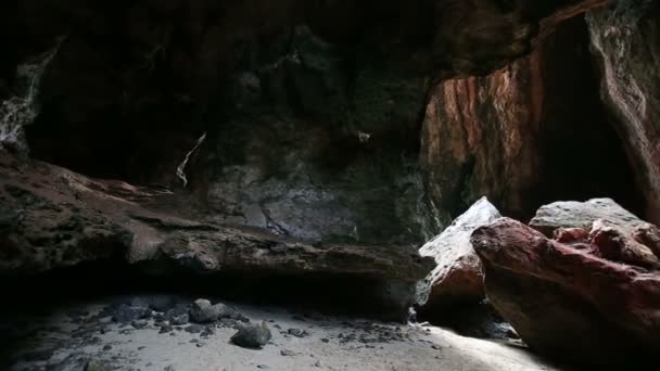 Antigua cueva oscura — Vídeos de Stock