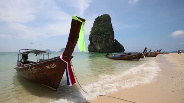 Langes Boot auf thailändischer Insel — Stockvideo