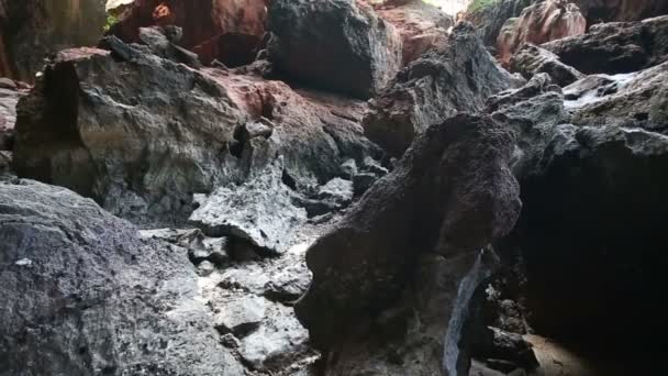 Antigua cueva oscura — Vídeos de Stock