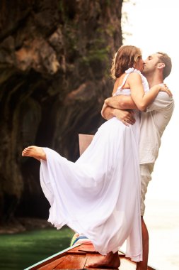 Gelin ve damat öpüşüyor.