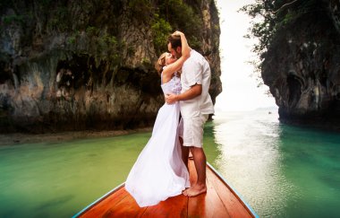 Gelin ve damat öpüşüyor.