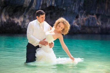 Gelin ve damat deniz suyu içinde
