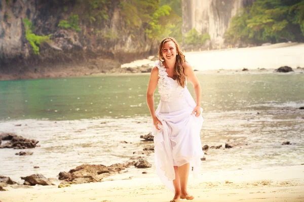 Beautiful bride in dress on beach — Stock Photo, Image