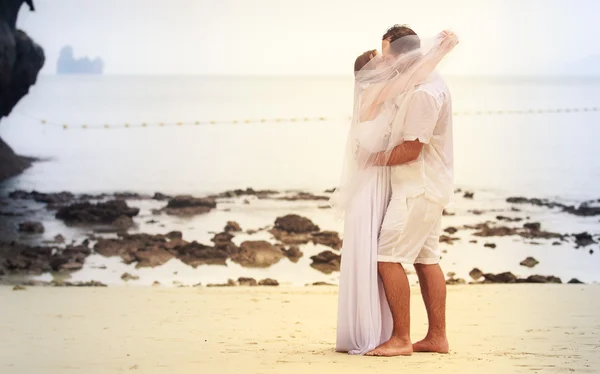 Novia y novio besándose —  Fotos de Stock