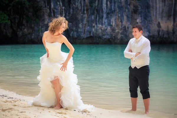 Sposa e sposo sull'acqua di mare — Foto Stock