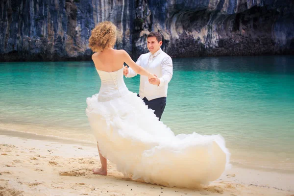 Mariée et marié sur l'eau de mer — Photo